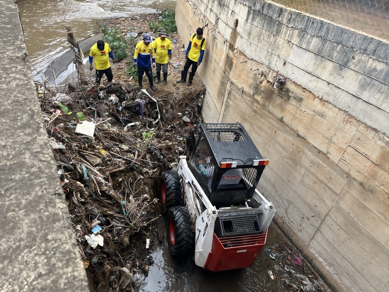 ¡EN EL SECTOR EL VARILLAL! Alcaldía de Maracaibo cumplió labores previas de limpieza en la Cañada Morillo